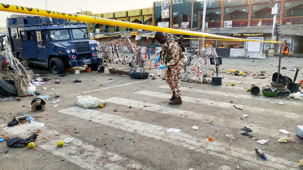 Un soldado inspecciona los restos de la explosión del lunes en un mercado en Maiduguri, Nigeria, el martes 7 de marzo de 2026. (AP Foto/Jossy Ola )