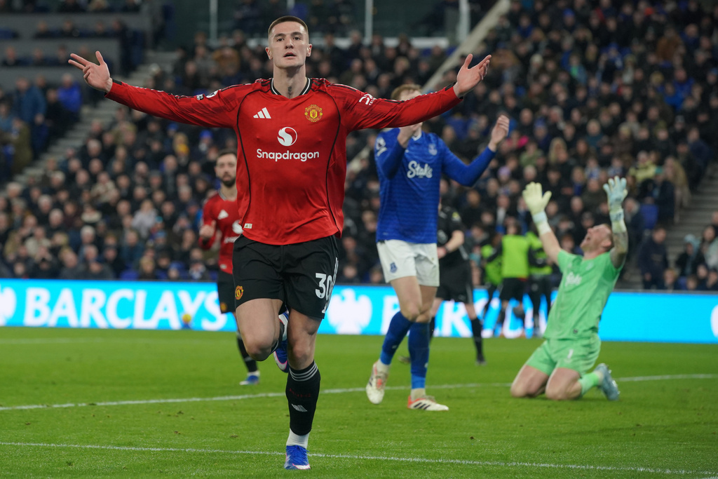 Benjamin Sesko del Manchester United celebra tras anotar en el encuentro ante el Everton en la Liga Premier el lunes 23 de febrero del 2026. (AP Foto/Ian Hodgson)