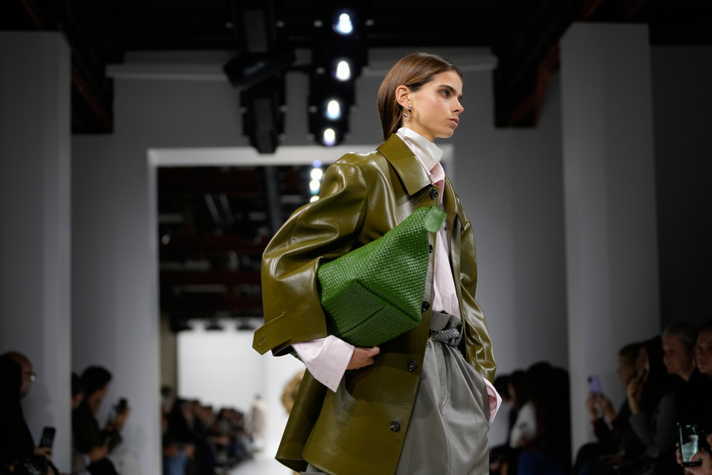 A model wears a creation during the Bottega Veneta women's Spring-Summer 2026 fashion show, in Milan, Italy, Saturday, Sept. 27, 2025. (AP Photo/Luca Bruno)