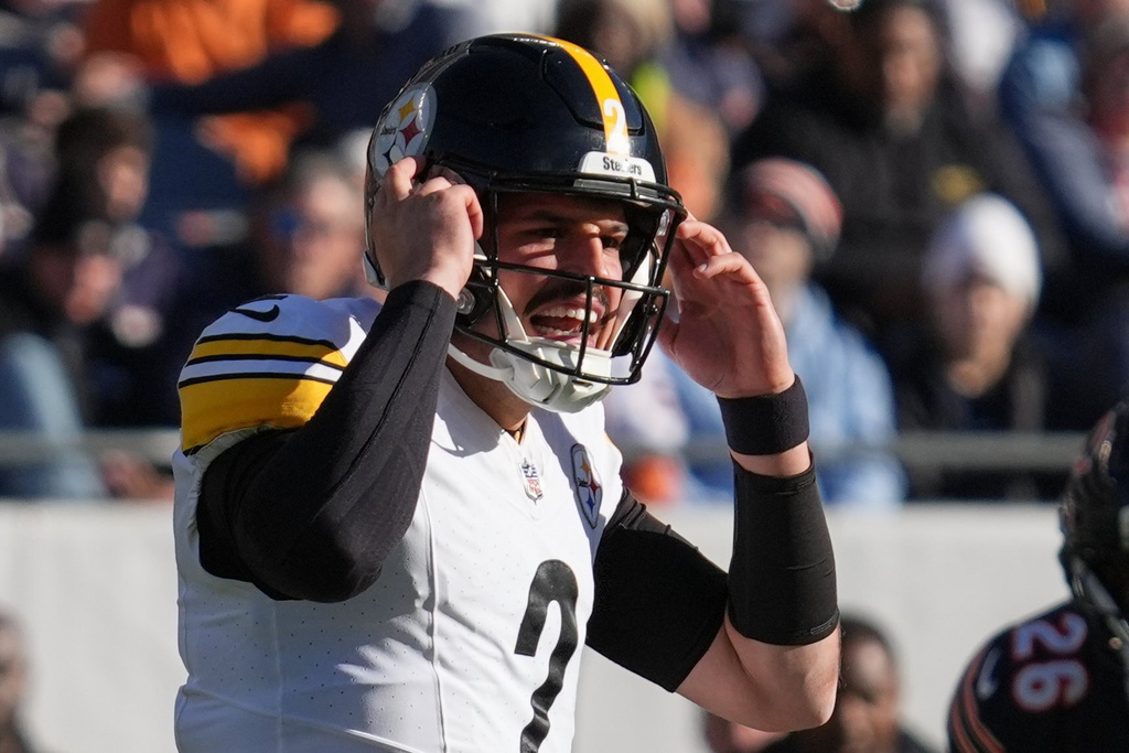 Pittsburgh Steelers quarterback Mason Rudolph (2) calls signals during the first half of an NFL football game against the Chicago Bears, Sunday, Nov. 23, 2025, in Chicago. (AP Photo/Nam Huh)