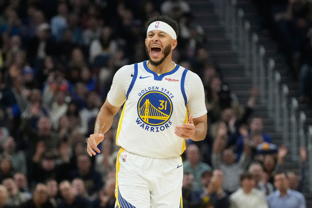 Golden State Warriors guard Seth Curry (31) reacts after scoring against the Oklahoma City Thunder during the first half of an NBA basketball game in San Francisco, Tuesday, Dec. 2, 2025. (AP Photo/Jeff Chiu)