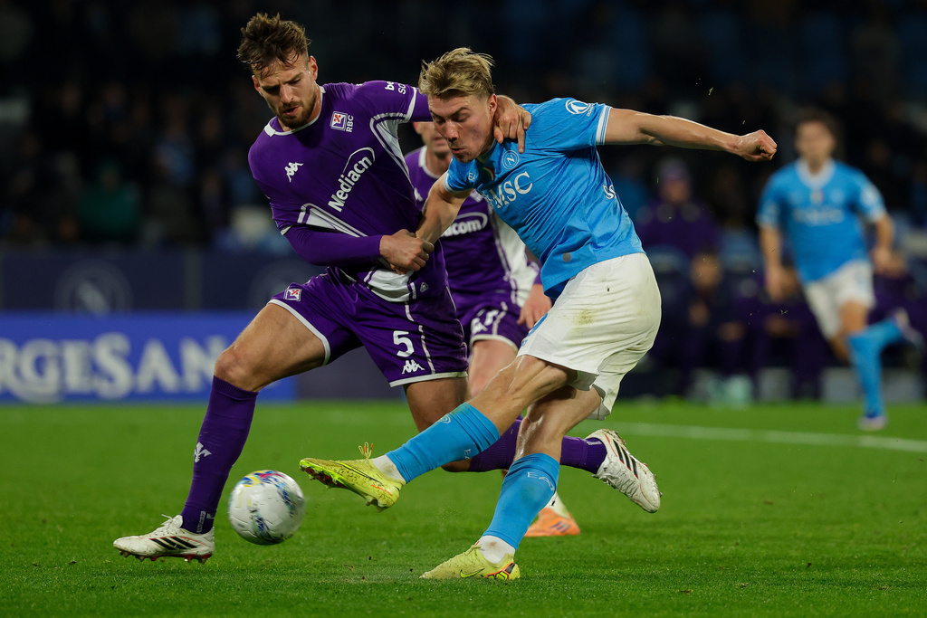 Napoli's Rasmus Hojlund, right, and Fiorentina's Marin Pongracic battle for the ball during the Italian Serie A soccer match between Napoli and Fiorentina in Naples, Italy, Saturday, Jan. 31, 2026. (Alessandro Garofalo/LaPresse via AP)