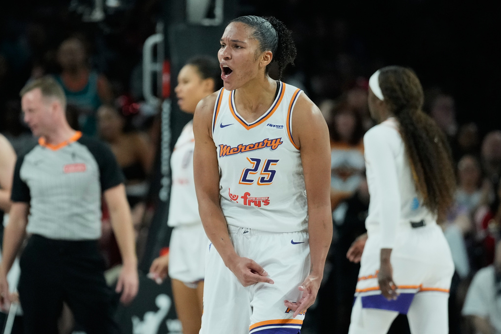 Phoenix Mercury forward Alyssa Thomas (25) reacts during the first half in Game 2 of the WNBA basketball finals against the Las Vegas Aces, Sunday, Oct. 5, 2025, in Las Vegas. (AP Photo/John Locher)
