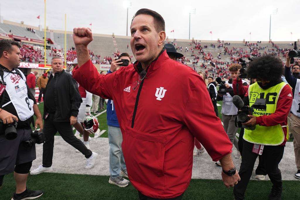 Indiana head coach Curt Cignetti shouts to the fans as he leaves the field following an NCAA college football game against UCLA, Saturday, Oct. 25, 2025, in Bloomington, Ind. (AP Photo/Darron Cummings)