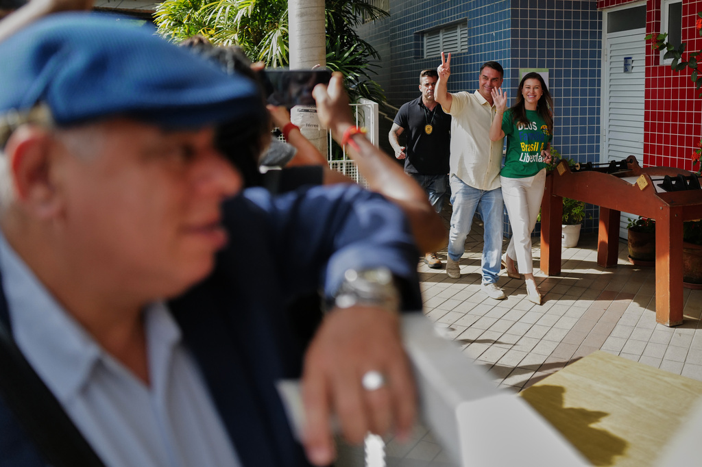 Opposition presidential candidate Sen. Flavio Bolsonaro accompanies his wife Fernanda Bolsonaro to vote during general elections in Rio de Janeiro, Sunday, Oct. 4, 2026.(AP Photo/Lucas Landau)