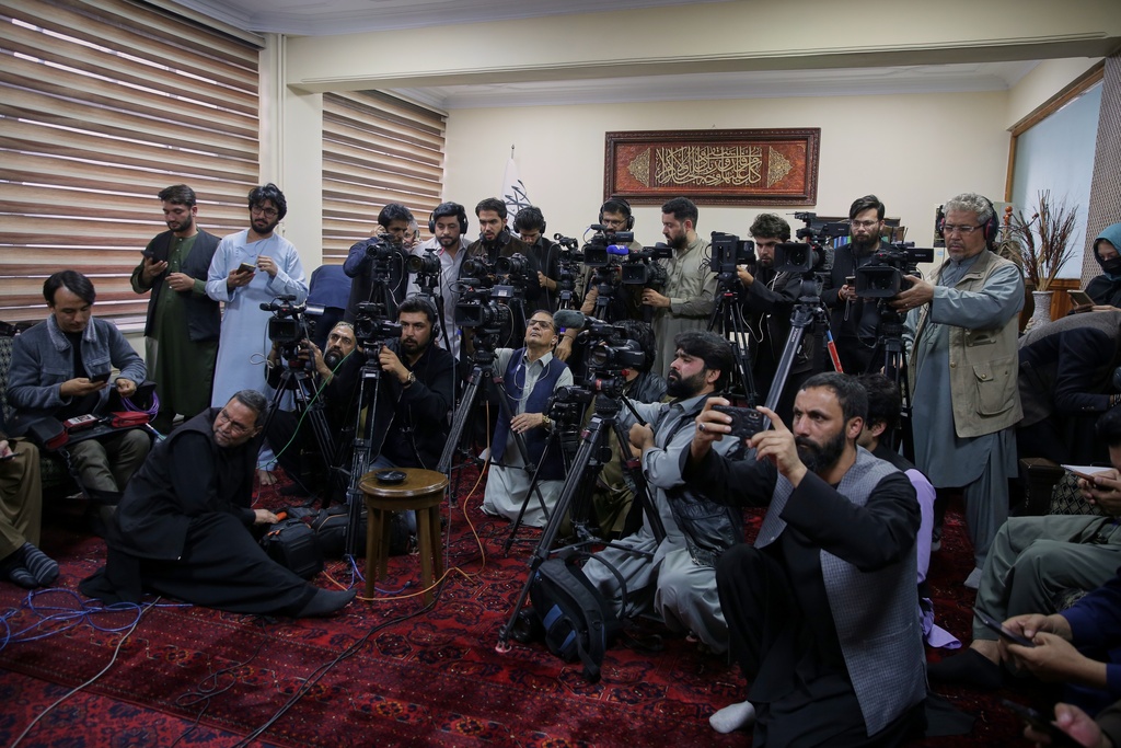 Local journalists gather for an online press conference with Afghan Defence Minister Mullah Muhammad Yaqoob after he signed a ceasefire agreement with his Pakistani counterpart Khawaja Asif in Qatar, at the Government Media Center in Kabul, Afghanistan, Sunday, Oct. 19, 2025.(AP Photo/Siddiqullah Alizai)