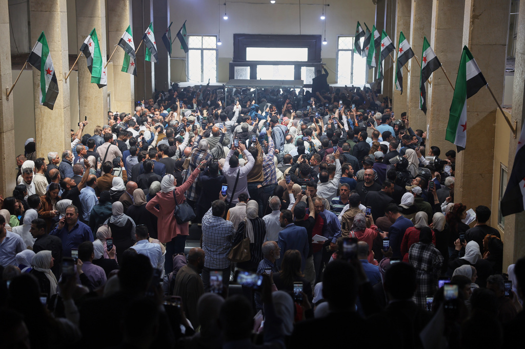 People gather in the hall of the Palace of Justice during the first trial session of Atef Najib, former head of the Political Security Branch in the Daraa area during Bashar Assad's rule, in Damascus, Syria, Sunday, April 26, 2026. (AP Photo/Ghaith Alsayed)