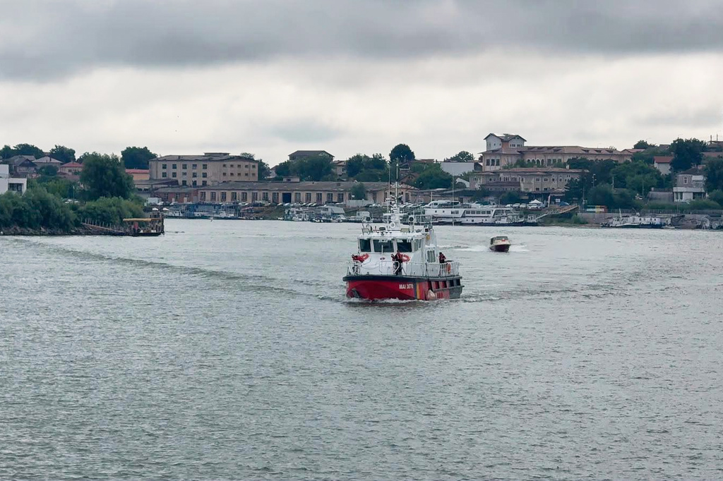 An image released by ISU Tulcea, Romanian Inspectorate for Emergency Situations, shows a rescue ship evacuating injured crew members approaching the port in Tulcea, Romania, Tuesday, July 21, 2026, after an LPG tanker ship sailing across the Black Sea toward a Ukrainian port caught fire off the coast of Romania last night, an incident Romania's president said was "most likely" related to Russia's war in Ukraine. (ISU Tulcea via AP)