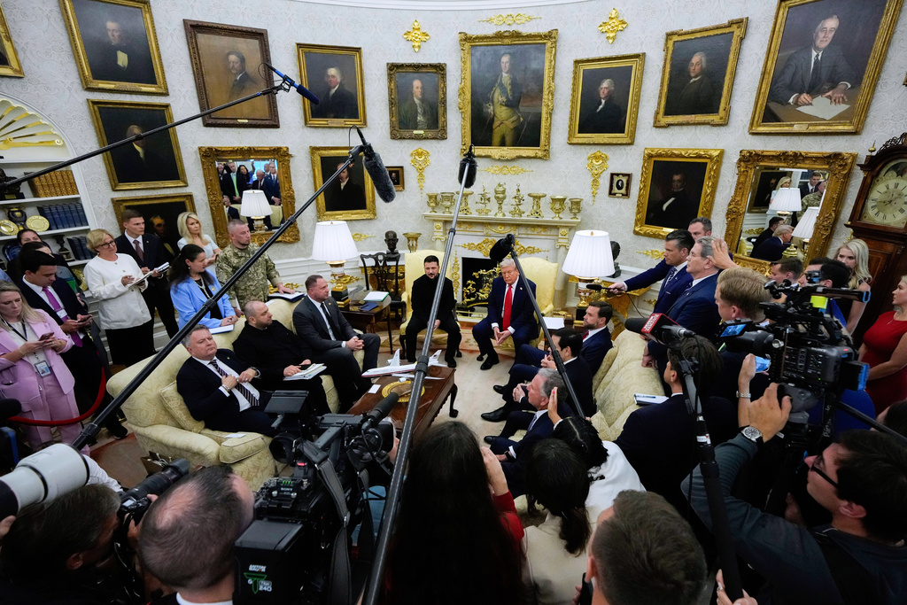 President Donald Trump speaks with Ukraine's President Volodymyr Zelenskyy in the Oval Office of the White House, Monday, Aug. 18, 2025, in Washington. (AP Photo/Julia Demaree Nikhinson)