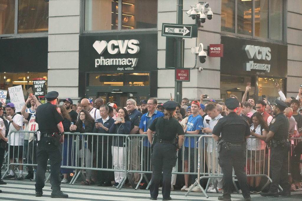 People watch as the motorcade passes as President Donald Trump heads to an NBA Finals playoff basketball game between the New York Knicks and the San Antonio Spurs at Madison Square Garden in New York, Monday, June 8, 2026. (AP Photo/Mark Schiefelbein)