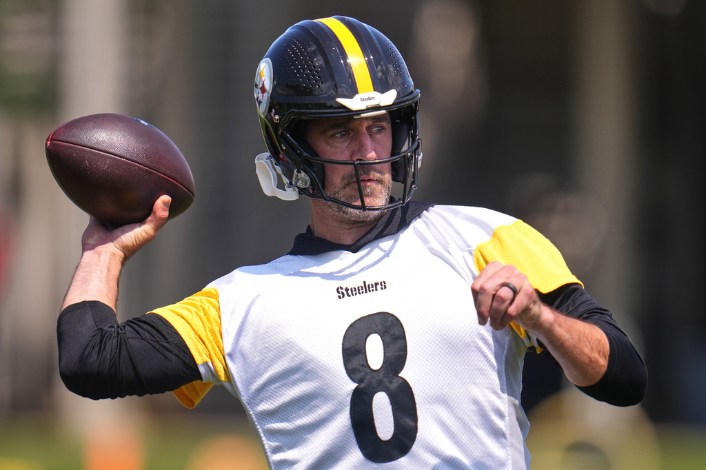 Pittsburgh Steelers quarterback Aaron Rodgers (8) participates in the football team's OTA workout in Pittsburgh, Monday, May 18, 2026. (AP Photo/Gene J. Puskar)