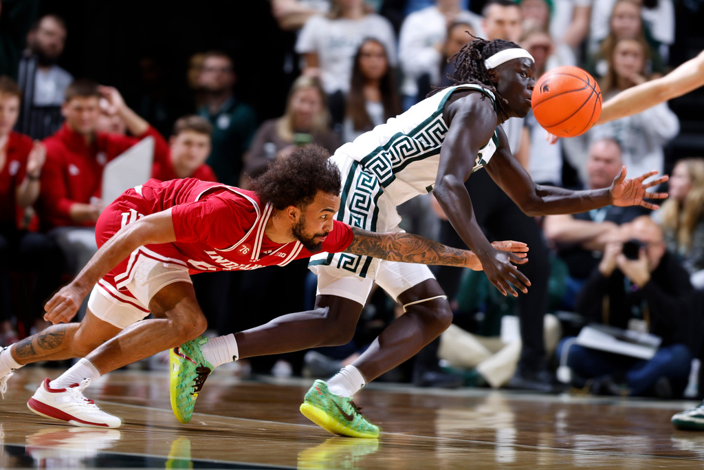 Indiana guard Tayton Conerway, left, reaches in against Michigan State guard Kur Teng during the first half of an NCAA college basketball game, Tuesday, Jan. 13, 2026, in East Lansing, Mich. (AP Photo/Al Goldis)