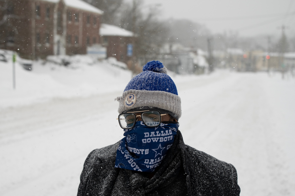 Daniel Love walks home from the convenience store up Delta Avenue during a winter storm, Sunday, Jan. 25, 2026, in Cincinnati. (AP Photo/Carolyn Kaster)