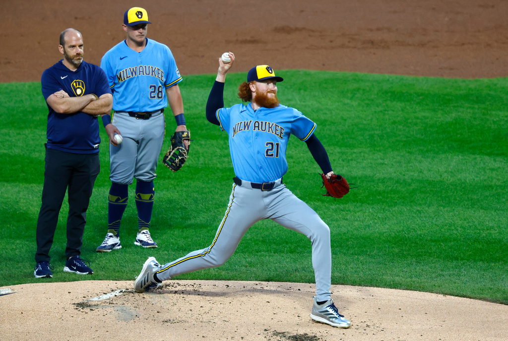 Milwaukee Brewers pitcher Dustin May (21) throws after being hit by a batted ball during the first inning of a baseball game against the New York Mets, Wednesday, Aug. 26, 2026, in New York. (AP Photo/Noah K. Murray)