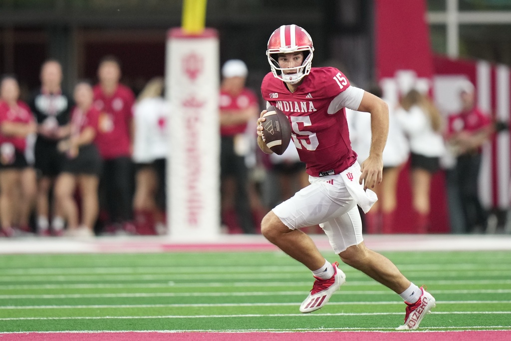 Indiana quarterback Fernando Mendoza (15) runs during the first half of an NCAA college football game against the Michigan State, Saturday, Oct. 18, 2025, in Bloomington, Ind. (AP Photo/AJ Mast)