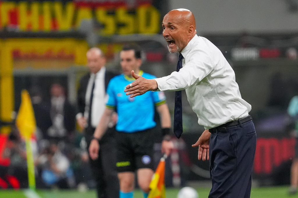 Juventus's coach Luciano Spalletti shouts instructions to his players during a Serie A soccer match between AC Milan and Juventus, in Milan, Italy, Sunday, April 26, 2026. (Alessio Morgese/LaPresse via AP)