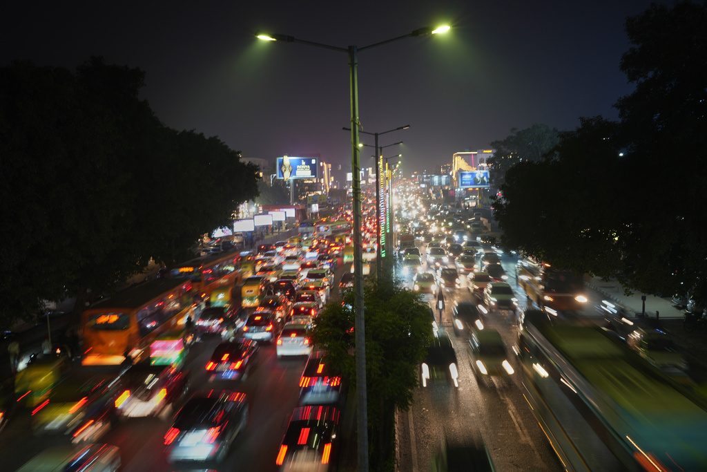 Traffic moves on a smog covered evening in New Delhi, India, Tuesday, Nov. 18, 2025. (AP Photo/Manish Swarup)