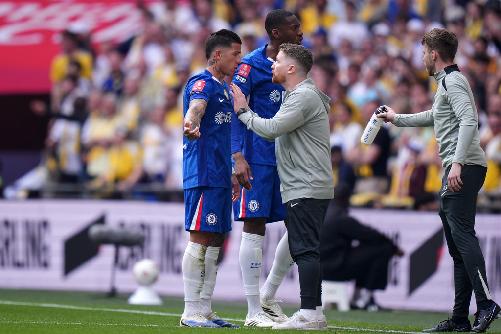 Chelsea's interim manager Calum McFarlane speaks with Chelsea's Enzo Fernandez during the FA Cup semifinal soccer match between Chelsea and Leeds in London, England, Sunday, April 26, 2026. (AP Photo/Alastair Grant)