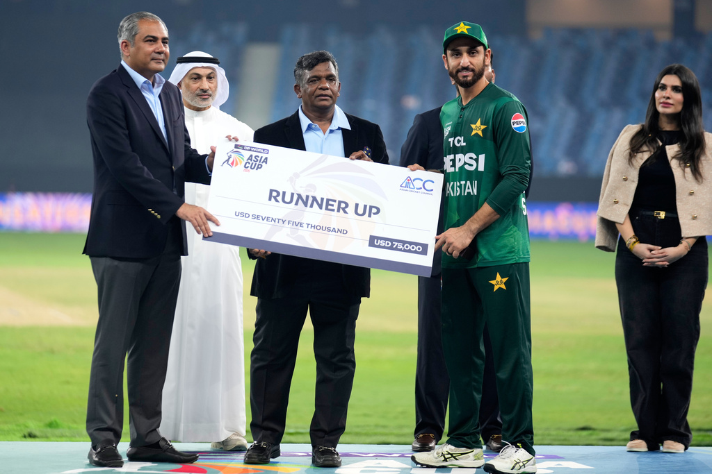 Pakistan's captain Salman Agha receives the runner up award after India won the Asia Cup cricket final against Pakistan at Dubai International Cricket Stadium, United Arab Emirates, Sunday, Sept. 28, 2025. (AP Photo/Altaf Qadri)