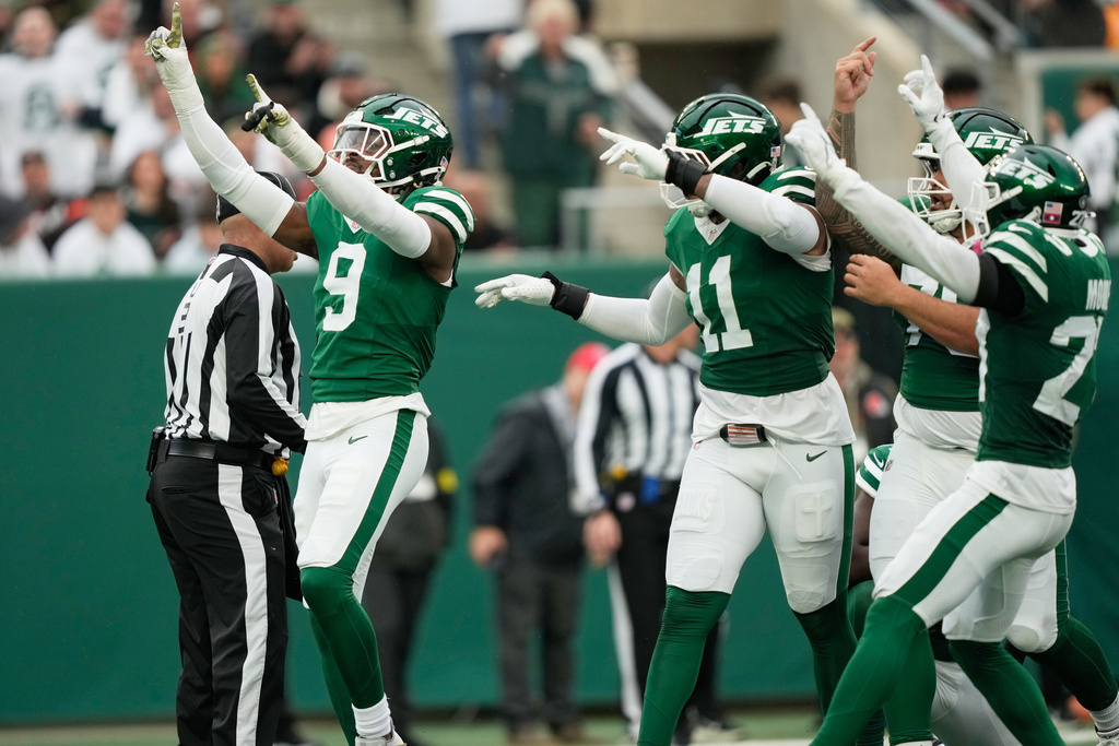 New York Jets defensive end Will McDonald IV (9) celebrates after a sack of Cleveland Browns quarterback Dillon Gabriel in the first half of an NFL football game, Sunday, Nov. 9, 2025, in East Rutherford, N.J. (AP Photo/Yuki Iwamura)