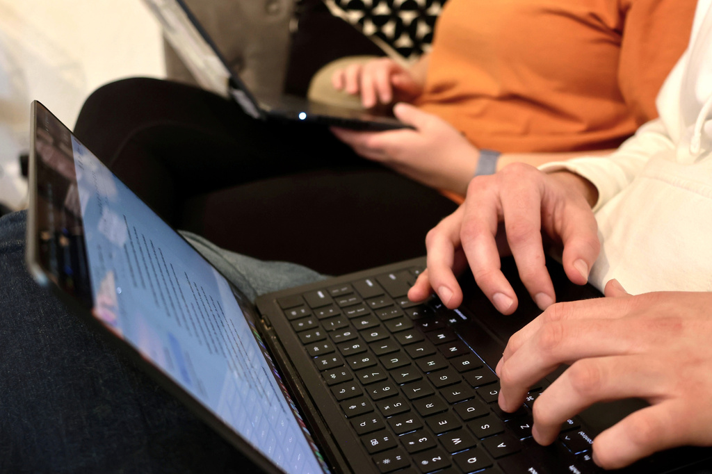 FILE - Connor Scott, 24, and Zoe Lloyd, 21, meet up at a local coffee shop and restaurant to work on their studies on April 20, 2026 in Flagstaff, Ariz. (AP Photo/Cheyanne Mumphrey, file)