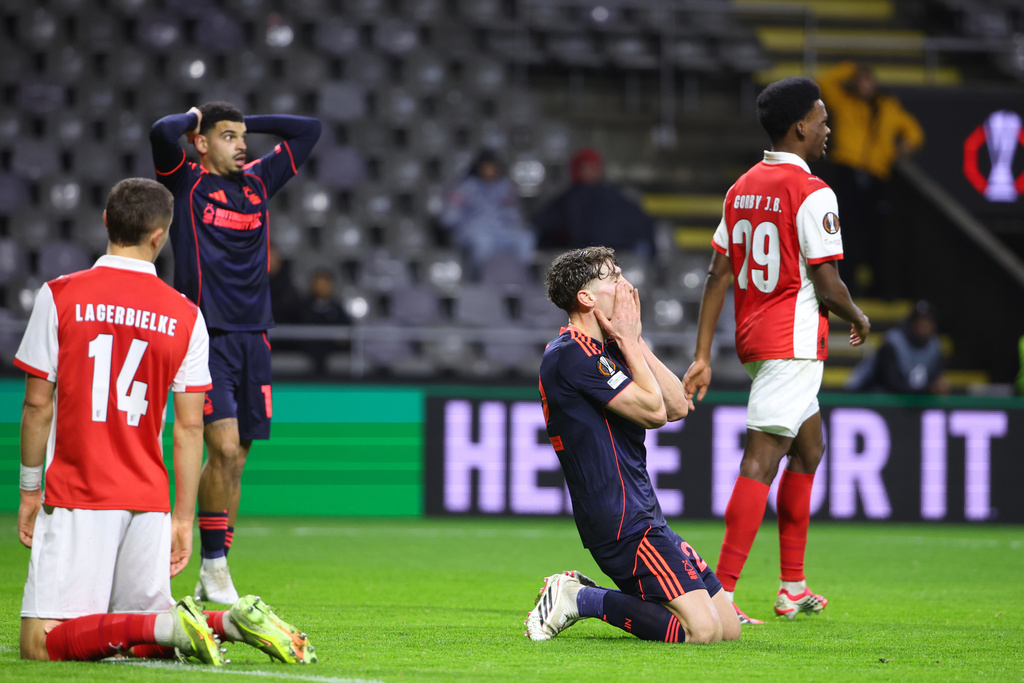 Nottingham Forest's Ryan Yates, center, and Morgan Gibbs-White, background, react after a missed chance to score during the Europa League opening phase soccer match between SC Braga and Nottingham Forest in Braga, Portugal, Thursday, Jan. 22, 2026. (AP Photo/Luis Vieira)