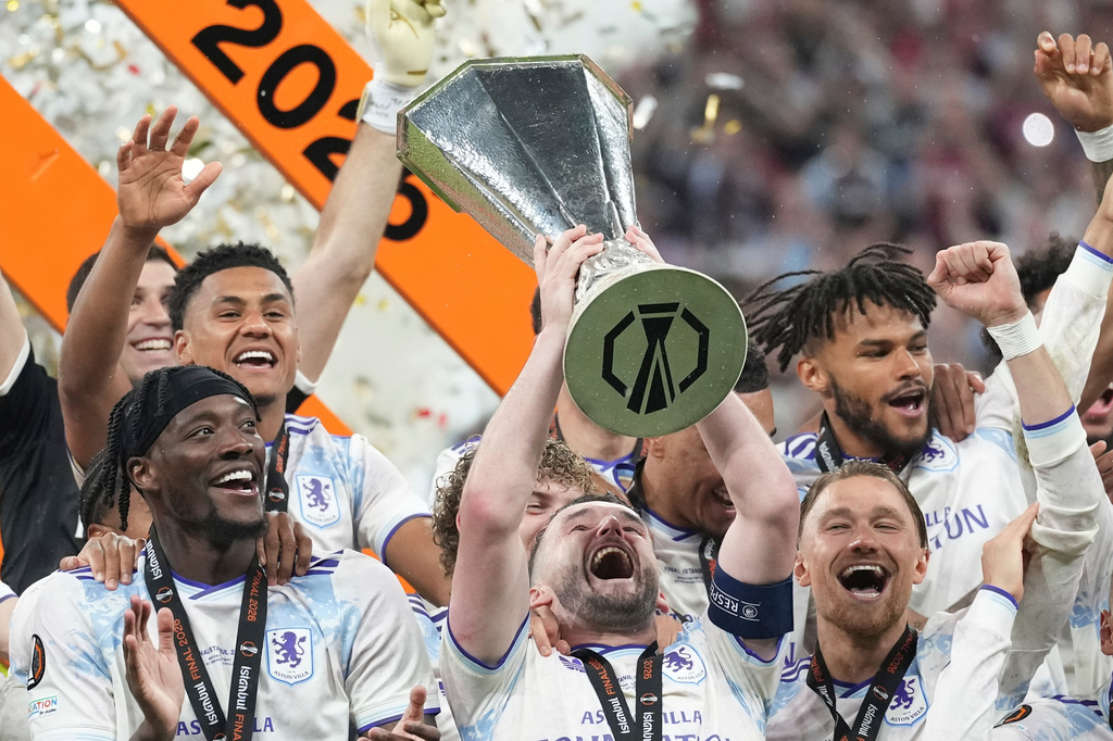 Aston Villa players celebrate with the trophy after the Europa League final soccer match between Freiburg and Aston Villa in Istanbul, Turkey, Thursday, May 21, 2026. (AP Photo/Francisco Seco)