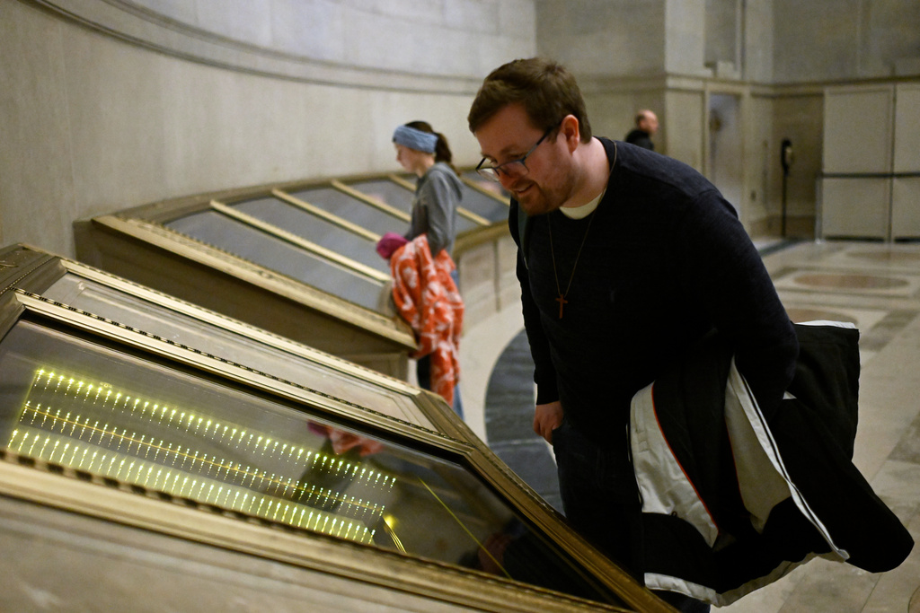 Rev. Michael Stokes of London, looks at the Bill of Rights at the National Archives Thursday, Jan. 29, 2026, in Washington. (AP Photo/John McDonnell)