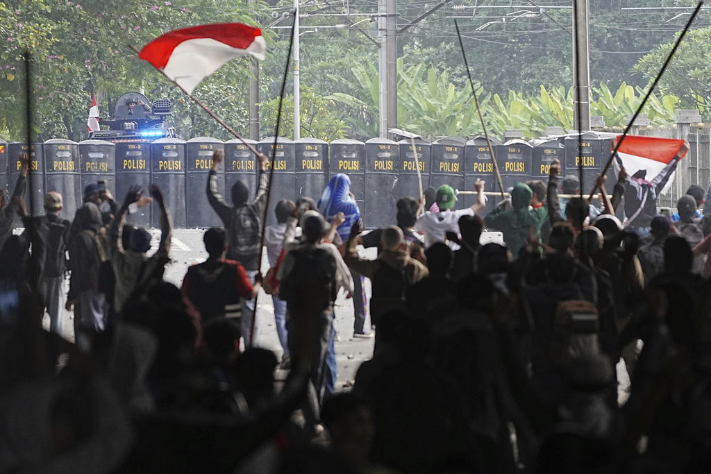 Protesters taunt the police during a protest against lavish allowances given to parliament members, in Jakarta, Indonesia, Monday, Aug. 25, 2025. (AP Photo/Achmad Ibrahim)