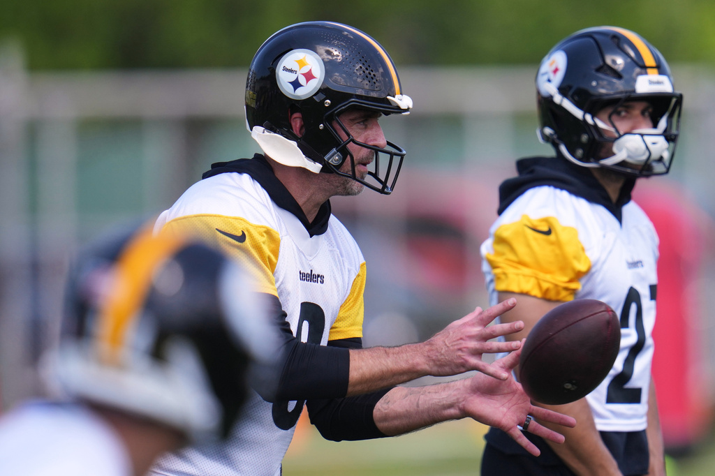 Pittsburgh Steelers quarterback Aaron Rodgers (8) participates in the football team's OTA workout in Pittsburgh, Monday, May 18, 2026. (AP Photo/Gene J. Puskar)