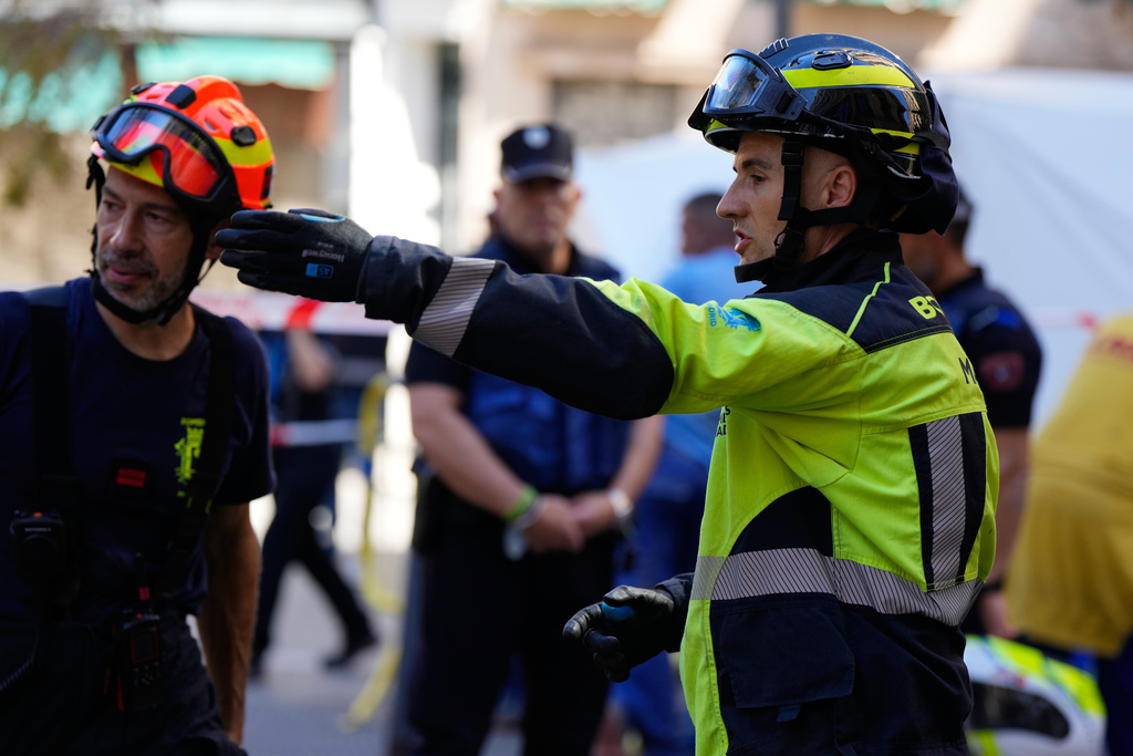 Emergency personnel respond to the scene of a building collapse in Madrid, Spain, on Tuesday, Oct. 7, 2025. (AP Photo/Manu Fernandez)