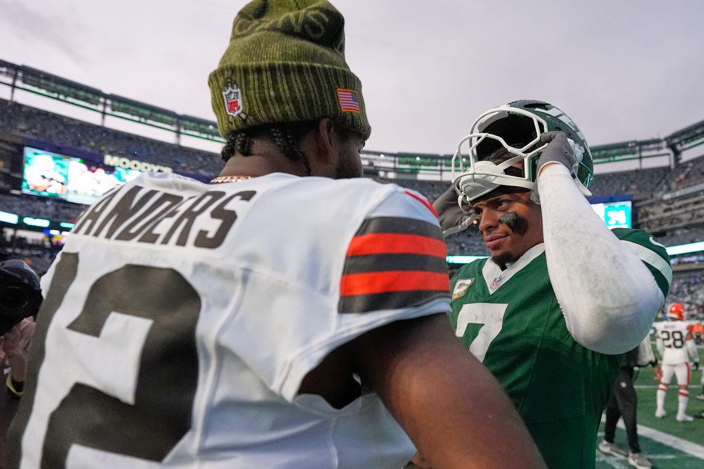 Cleveland Browns quarterback Shedeur Sanders (12) and New York Jets quarterback Justin Fields (7) greet each other after their NFL football game, Sunday, Nov. 9, 2025, in East Rutherford, N.J. (AP Photo/Yuki Iwamura)