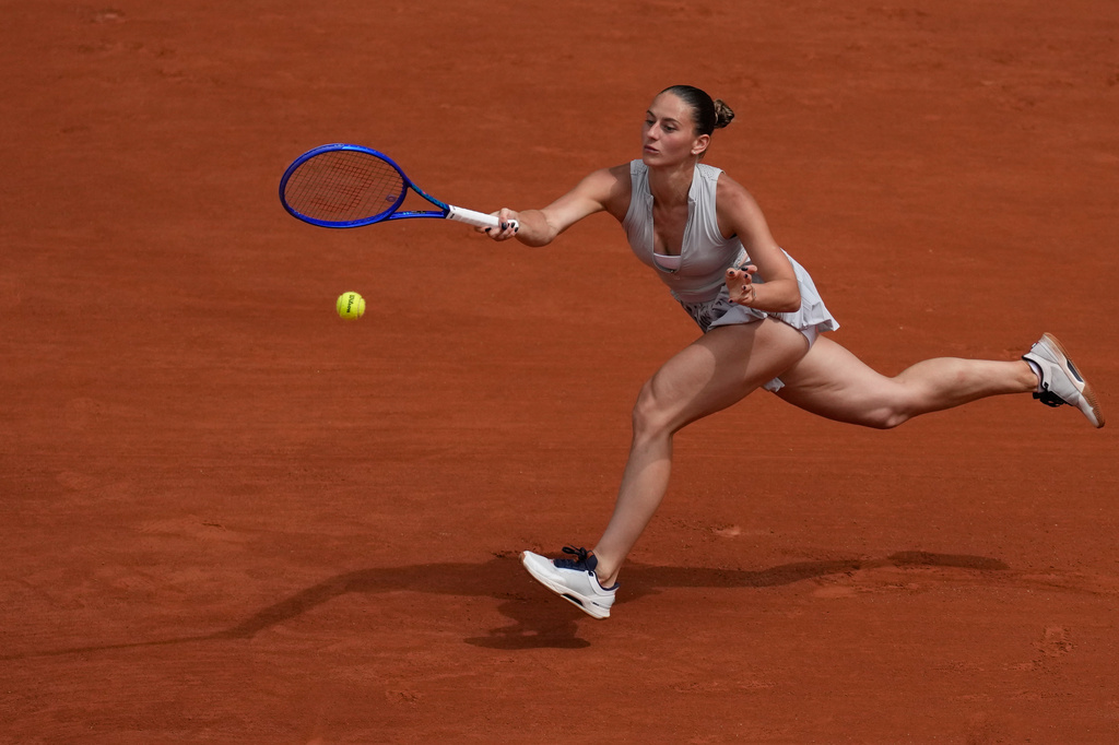 Ukraine's Marta Kostyuk returns to Poland's Iga Swiatek during the fourth-round tennis match at the French Open in Paris, Sunday, May 31, 2026. (AP Photo/Christophe Ena)