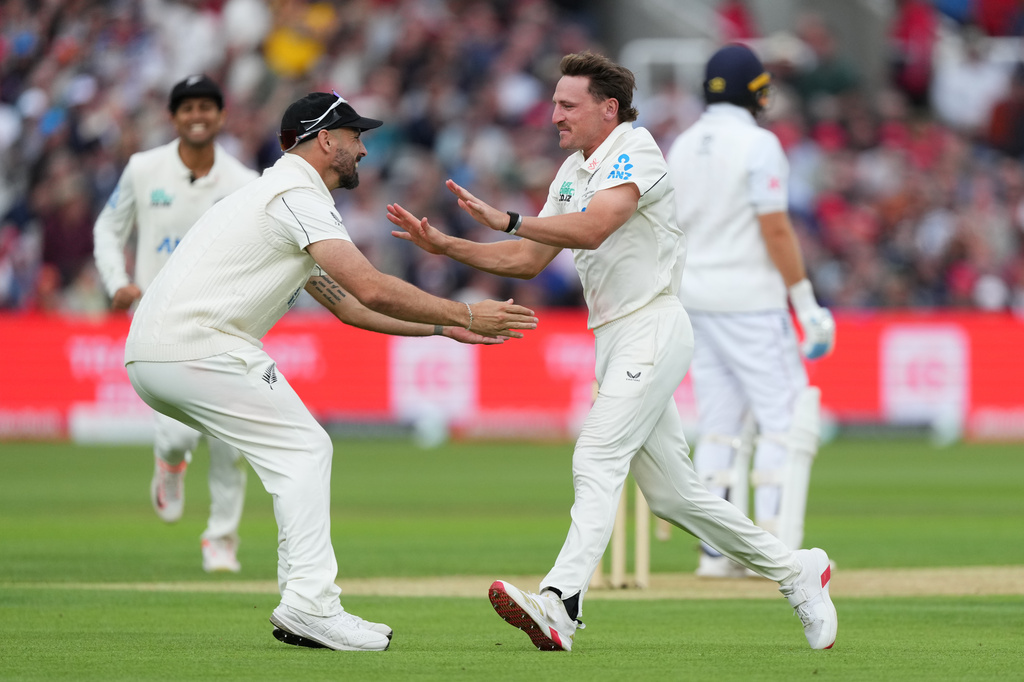 New Zealand's Nathan Smith, right, celebrates taking the wicket of England's Joe Root during the second day of the test match between England and New Zealand at Lord's cricket ground in London, Friday, June 5, 2026. (AP Photo/Kirsty Wigglesworth)