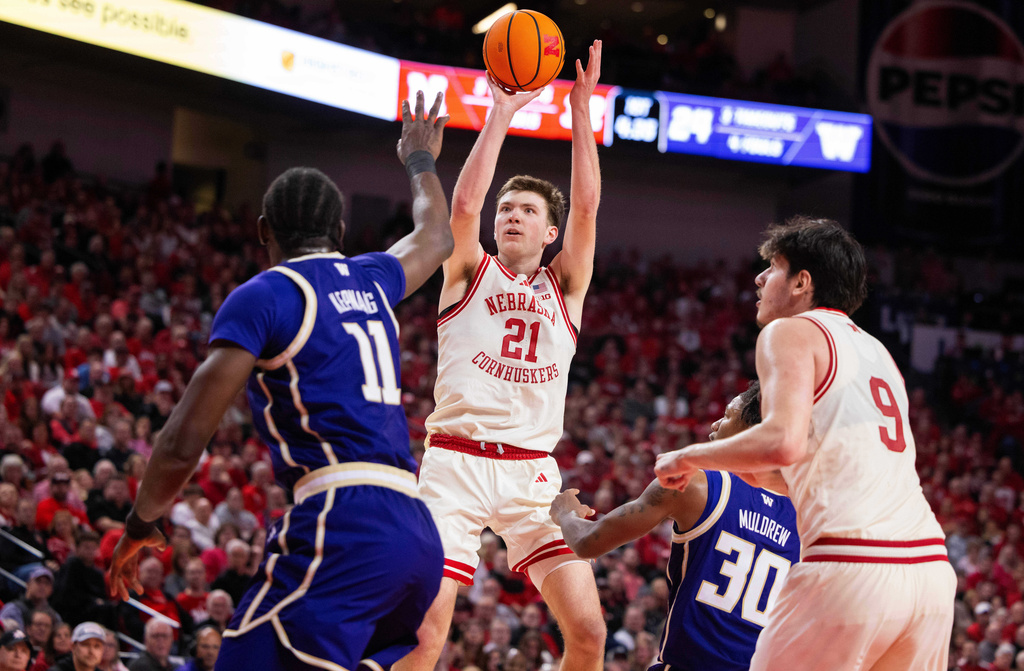 Nebraska's Pryce Sandfort (21) shoots against Washington's Franck Kepnang (11) during the first half of an NCAA college basketball game Wednesday, Jan. 21, 2026, in Lincoln, Neb. (AP Photo/Rebecca S. Gratz)