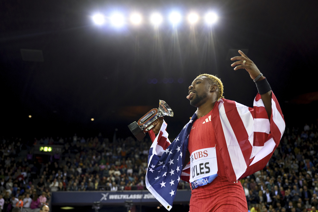 Noah Lyles of the US celebrates winning the men's 200m competition during the World Athletics Diamond League final 2025 athletics meeting in Zurich, Switzerland, Thursday, Aug. 28, 2025. (Ennio Leanza/Keystone via AP)