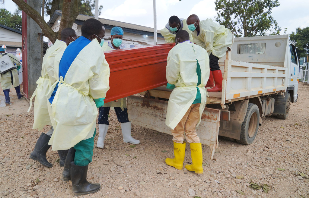 Trabajadores sanitarios que forman parte del equipo de sepelio seguro y digno, se preparan para sepultar a Abineno Justine, una mujer de 38 años que murió por el virus del ébola, en Bunia, República Democrática del Congo, el viernes 4 de septiembre de 2026. (AP Foto/Dieudonne Dirole)