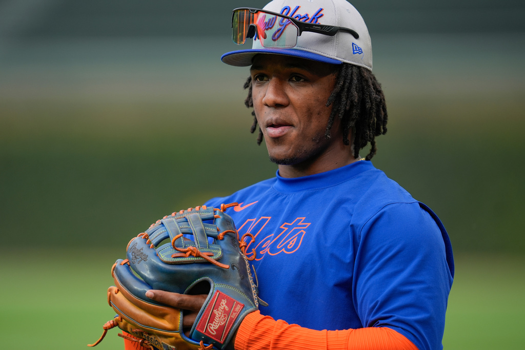 FILE -New York Mets' Luisangel Acuña (2) warms up before a baseball game against the Chicago Cubs, Sept. 23, 2025, in Chicago. (AP Photo/Erin Hooley, File)