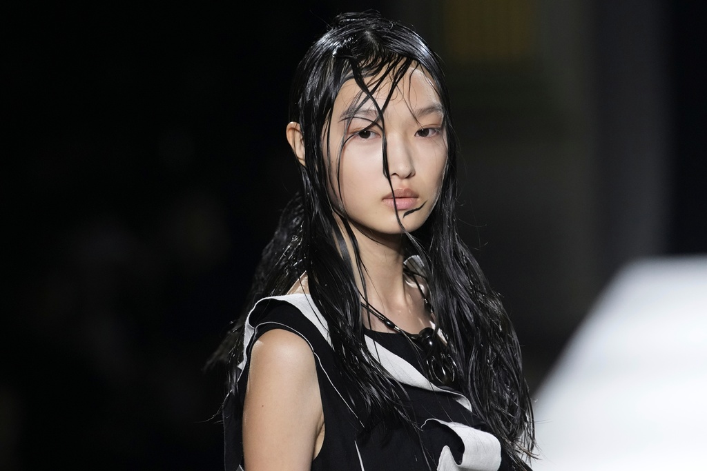 A model wears a creation as part of the Yamamoto Spring/Summer 2026 collection presented in Paris, Friday, Oct. 3, 2025. (AP Photo/Christophe Ena)
