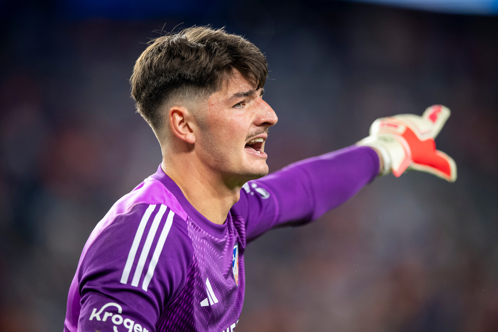 FC Cincinnati goalkeeper Roman Celentano points downfield during the second half of an MLS soccer match against CF Montréal, Saturday, Oct. 18, 2025, in Cincinnati. (AP Photo/Tanner Pearson)