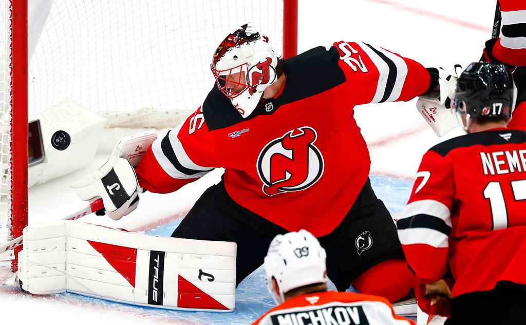 New Jersey Devils goaltender Jacob Markstrom (25) makes a save against the Philadelphia Flyers during the third period of an NHL hockey game, Saturday, Nov. 29, 2025, in Newark, N.J. (AP Photo/Noah K. Murray)