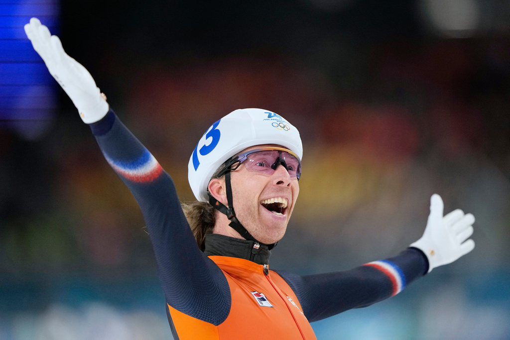 Gold medallist Jorrit Bergsma of the Netherlands celebrates winning the men's mass start final speedskating race at the 2026 Winter Olympics, in Milan, Italy, Saturday, Feb. 21, 2026. (AP Photo/Ben Curtis)