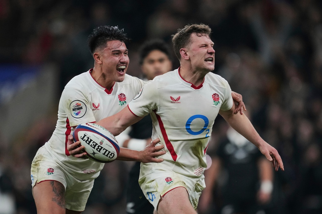 England Fraser Dingwall, right, celebrates with teammate Marcus Smith, after scoring a try during the rugby union Nations Series match between England and New Zealand in London, Saturday, Nov. 15, 2025. (AP Photo/Kin Cheung)