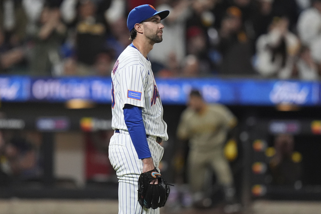 New York Mets pitcher David Peterson reacts as San Diego Padres' Manny Machado runs the bases after hitting a grand slam during the fifth inning of a baseball game Wednesday, Sept. 17, 2025, in New York. (AP Photo/Frank Franklin II)