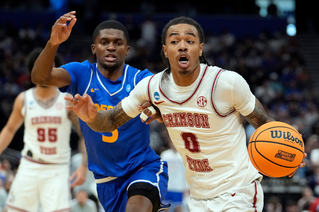 Alabama guard Labaron Philon (0) drives past Hofstra guard Cruz Davis (5) during the second half in the first round of the NCAA college basketball tournament Friday, March 20, 2026, in Tampa, Fla. (AP Photo/Chris O'Meara)