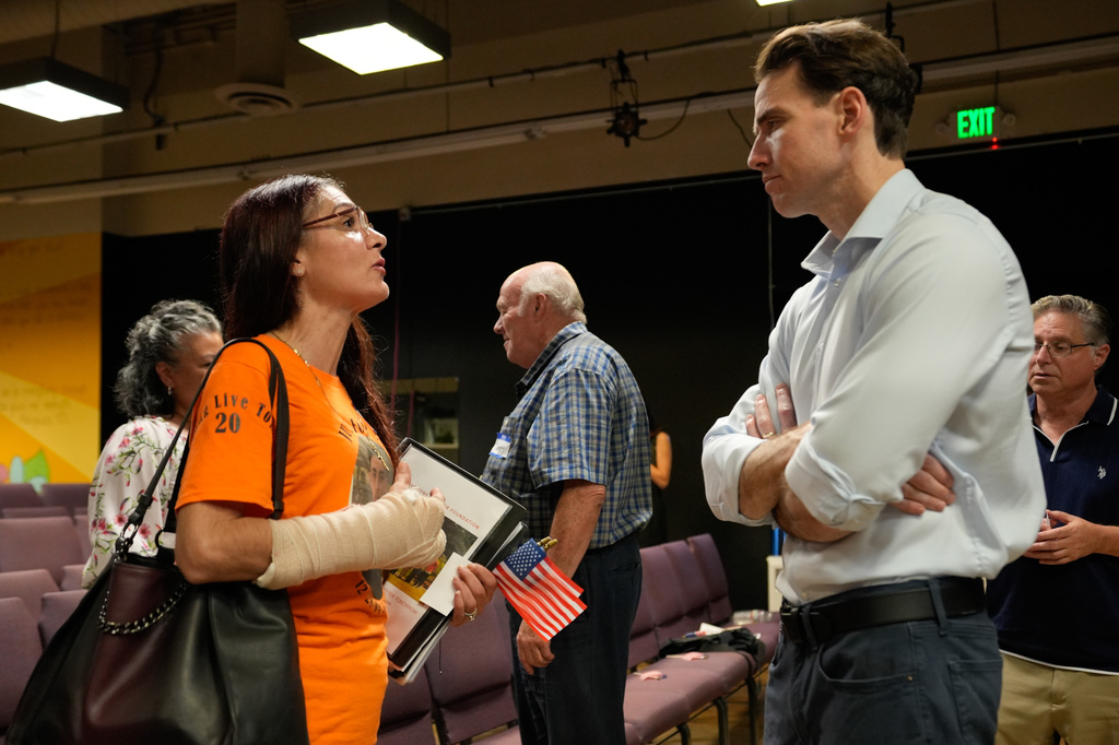 Victoria Fochetti-Murray, left, discusses the 2022 murder of her 17-year-old son,Tony Rocha, with Rep. Kevin Kiley, I-Calif., a candidate for the California 6th District seat in the House of Representatives, at a campaign event in Citrus Height Calif.,Wednesday, Aug. 5, 2026.(AP Photo/Rich Pedroncelli)