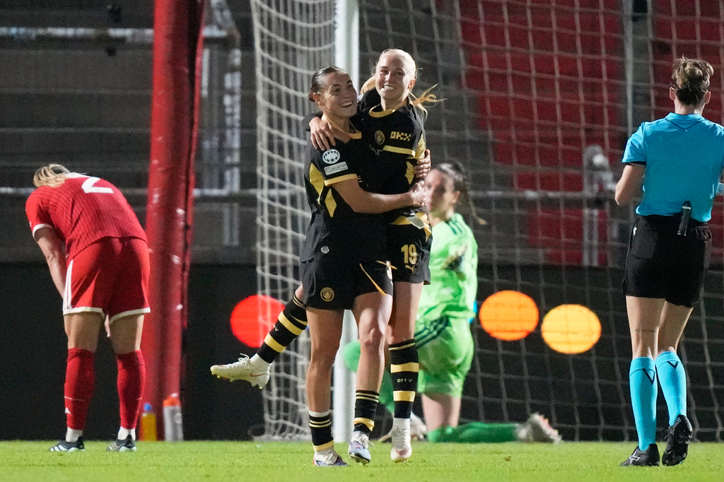 Manchester City's Carlotta Wamser celebrates with Laura Blindkilde Brown, center right, after scoring her side's second goal during the women's Champions League opening phase soccer match between FC Bayern Munich and Manchester City in Munich, Germany, Tuesday, Sept. 22, 2026. (AP Photo/Matthias Schrader)