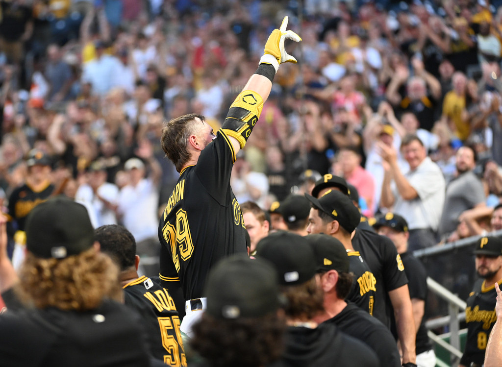The Pittsburgh Pirates' Ryan O'Hearn (29) acknowledges the fans after hitting a home run against the Atlanta Braves during the sixth inning of abaseball game, Tuesday, July 7, 2026, in Pittsburgh. (AP Photo/Philip G. Pavely)