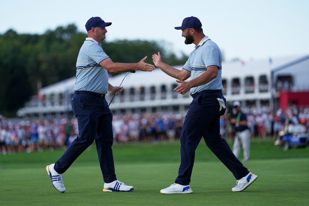 Europe's Jon Rahm and Sepp Straka celebrate after their win against United States' Scottie Scheffler and J.J. Spaun on the 16th hole at Bethpage Black golf course during the Ryder Cup golf tournament, Friday, Sept. 26, 2025, in Farmingdale, N.Y. (AP Photo/Matt Slocum)