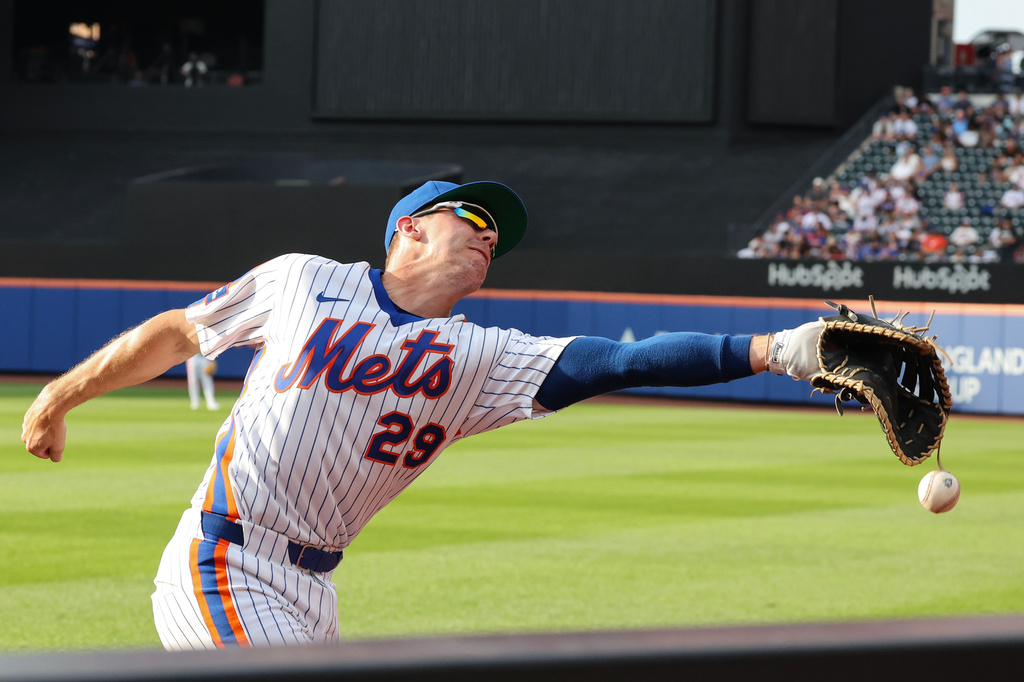 New York Mets first baseman Jared Young drops a foul ball during the sixth inning of a baseball game against the Miami Marlins, Saturday, Aug. 1, 2026, in New York. (AP Photo/Heather Khalifa)